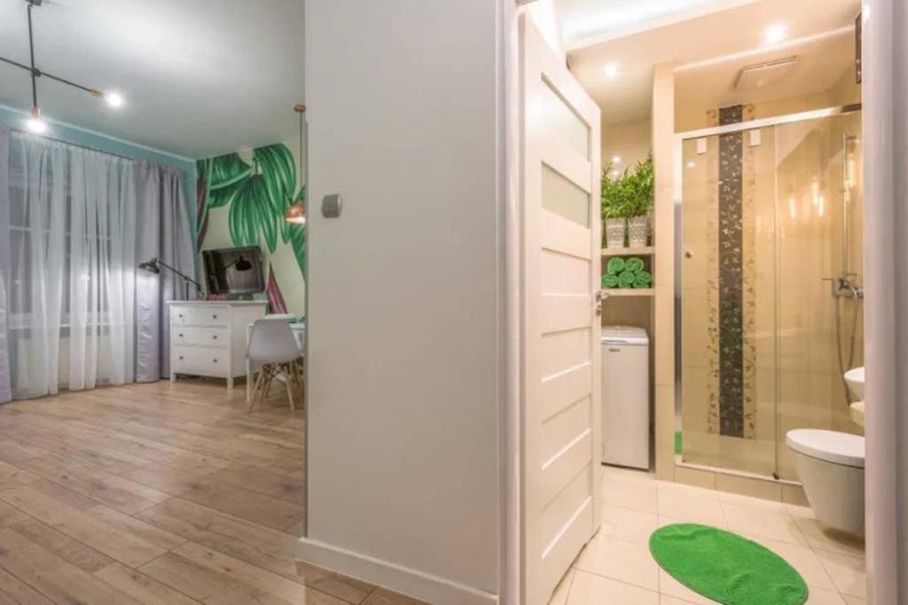 Cozy Modern Studio Green Apartment In Old Town クラクフ エクステリア 写真
